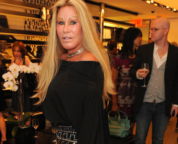 اطلعوا على حياة البليونيرة Jocelyn Wildenstein المجنونة!