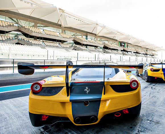 هكذا يمكنك قيادة سيارة فيراري 458 GT  في أبو ظبي