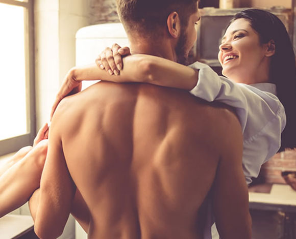 أكثر 5 مناطق تنجذب إليها المرأة في جسم الرجل