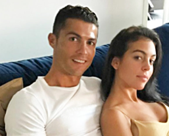 تعليق على السوشيال ميديا يفضح جنس جنين رونالدو وحبيبته القادم