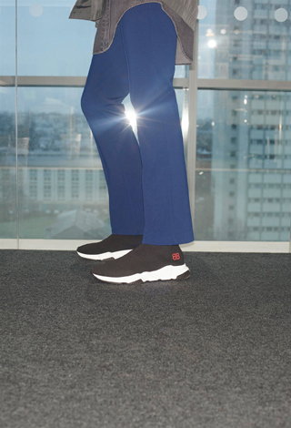 NET-A-PORTER و MR PORTERيُطلقان مجموعات كبسولية حصرية لعلامة BALENCIAGA