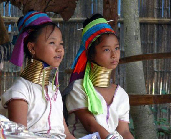 نساء تايلاند يتزيّن بالصولجان لتطول أعناقهن!