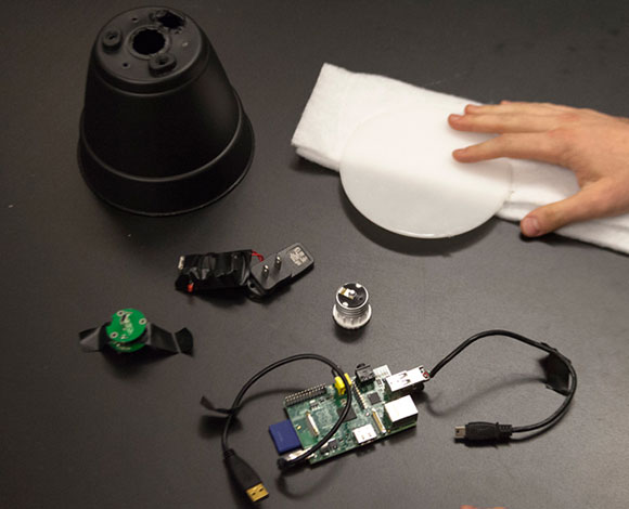 جهاز جديد على شكل مصباح يسجل المحادثات سراً ويبثها على الإنترنت