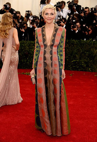 بالصور: جايك وماغي جيلينهال يلفتان الأنظار في حفل MET GALA  