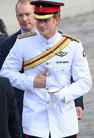 الأمير هاري يلفت الأنظار ببذلته الرسمية في أستونيا