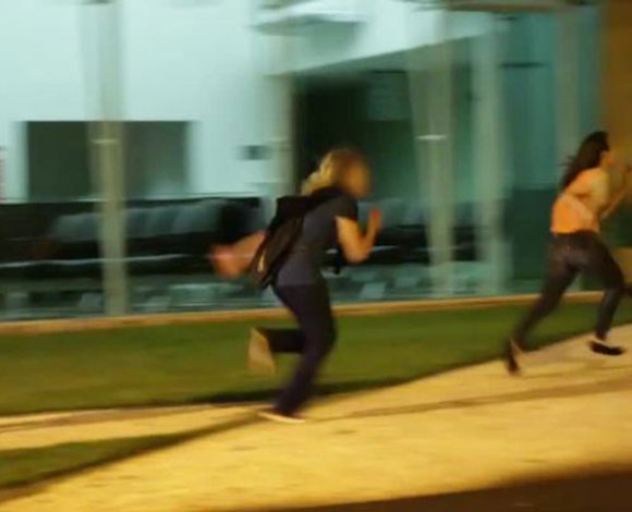 بالفيديو  والصور : طفلة ترعب المارة بوجهها المخيف 