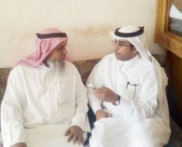 سعودي يأكل جمراً وزجاجاً وثعابين!