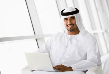 خليجيّ يبتّز خطيبته ويهدد بنشر صورها عارية 