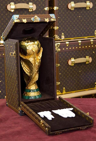 لويس فويتن تطور حقيبة أنيقة لحمل كأس مونديال البرازيل