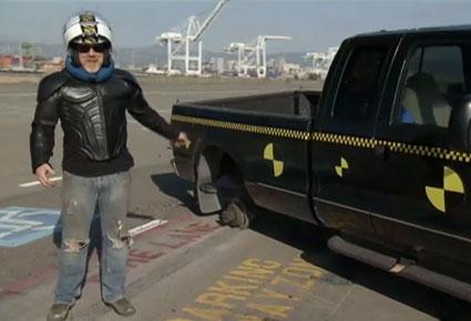 بدل الدواليب الدائرية ... سيارة تسير بعجلات مربعة الشكل