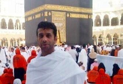 الفنان فايز السعيد يؤدي مناسك العمرة