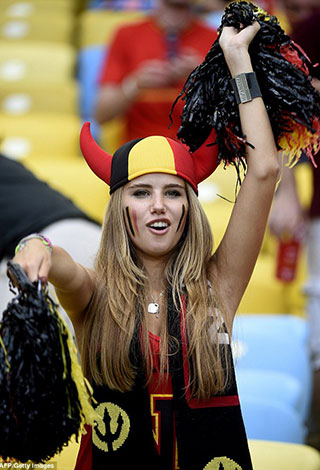 من هي أكسيل ديسبيجلير ... وما سر مطاردة لوريال لها من مدرجات المونديال؟ 