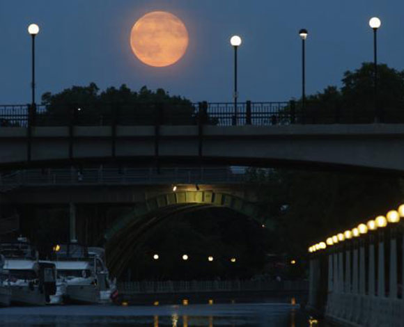 "Supermoon" الظاهرة القمرية الكاملة... بالصور
