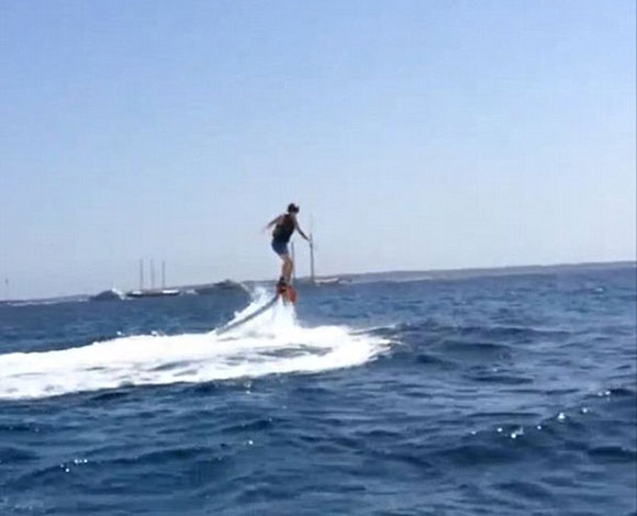 أندريه شيرلي الفائز بلقب كأس العالم مع ألمانيا يمشي على الماء