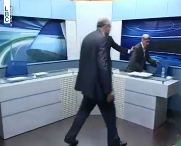 بالفيديو- تشابك بالأيدي مباشرة على الهواء