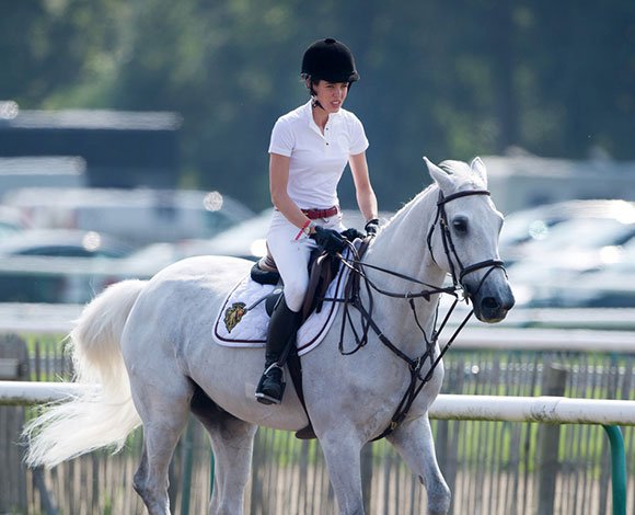 بعد الحادث شارلوت كاسيراغي مجدداً إلى حلبة سباق الخيل