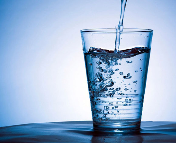 فوائد شرب الماء على معدة خاوية