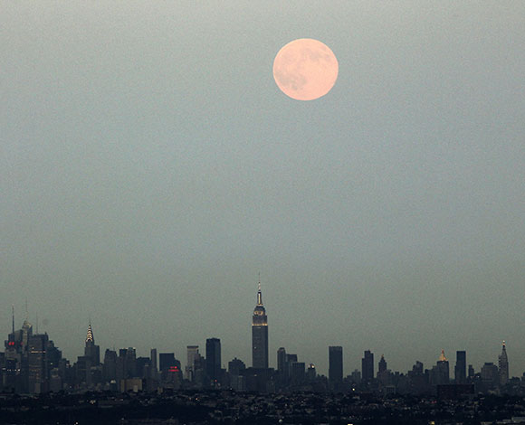 "Supermoon" ظاهرة القمر المثالي التي أبهرت العالم... بالصور