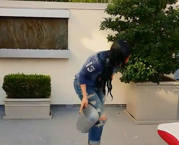 بالفيديو: من تحدت هيفا وهبي بعد الـ Ice Bucket Challenge؟
