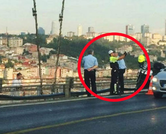 القبض على شرطي التقط "سيلفي" وخلفه رجل انتحر من دون إنقاذه