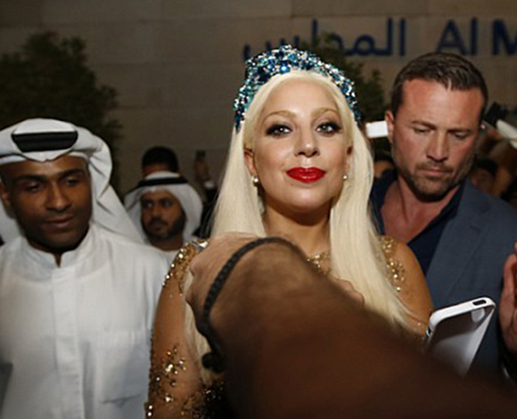 "Lady Gaga"  تصل الى دبي وحفل كبير مساء اليوم