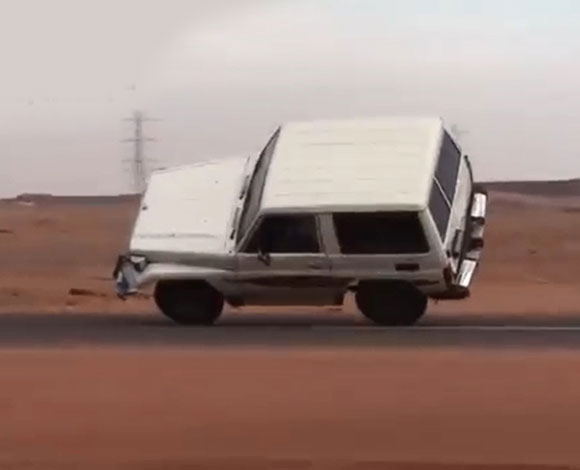 بالفيديو- تفحيط وترفيع بطريقة جنونية من خارج السيارة