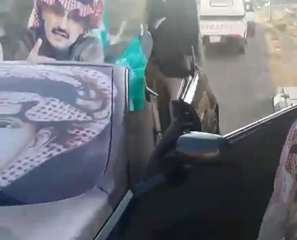 بالفيديو والصور: مواطن سعودي يهدي الوليد بن طلال سيارة بي ام دبليو