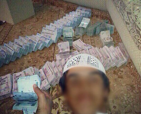 بالصور- سعودي يدخل الى السجن بسبب... 