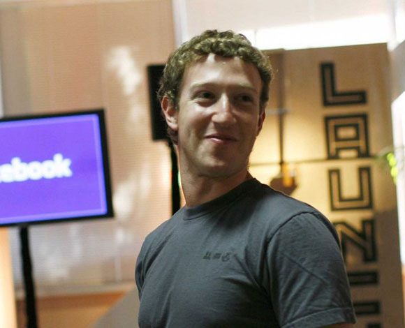 هذا هو السر وراء ارتداء زوكربيرغ التي شيرت نفسه