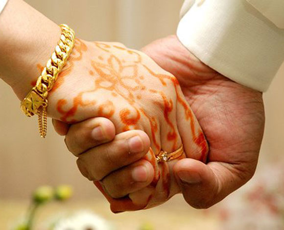 سعودي يطلق عروسه ليلة الزواج عند رؤيته وجهها