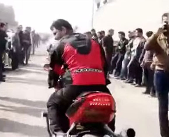تفحيط دراجات نارية احترافي من شباب العراق... بالفيديو