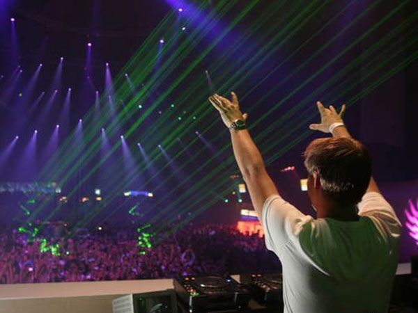 كيف كانت اجواء حفلة Armin van Buuren في ابوظبي؟