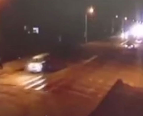 اغرب حادث سير في العالم: رجل دهسته 3 سيارات بأقل من دقيقة وبقي حياً... بالفيديو