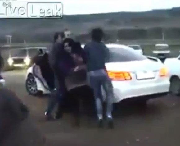 بالفيديو- شاب يخطف فتاة رقص معها أمام أعين أهلها