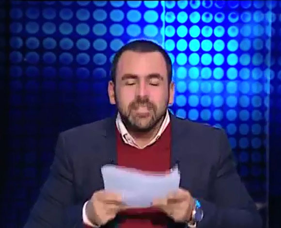 بالفيديو - مذيع مصري يضرب نفسه على الهواء