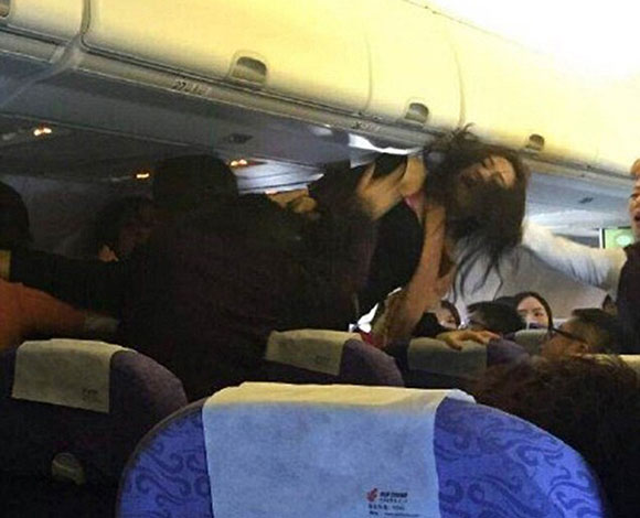 بالفيديو- مشاجرة نسائية عنيفة على متن طائرة أدت الى هبوطها