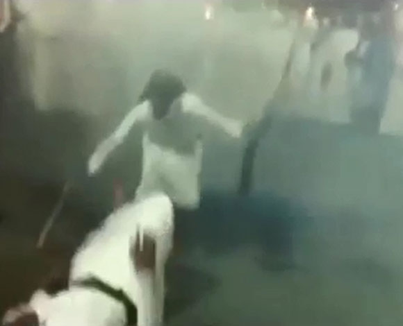 بالفيديو: شاب يرقص ببندقية ويصيب نفسه