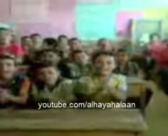 أستاذ اللغة العربية بمصر يشرح "إنّ وأخواتها" بطريقة طريفة في هذا الفيديو