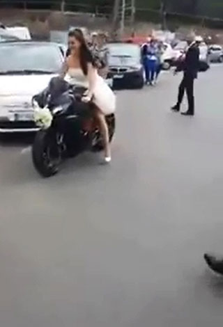 بالفيديو ... أغرب حفل زفاف على دراجة نارية