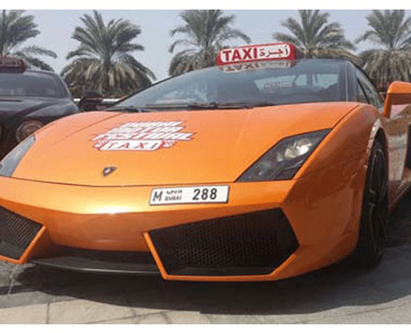 في دبي تستطيع أن تستقل تاكسي من نوع فيراري أو رلز رويس