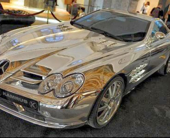 وصول سيارة "Mercedes-Benz SLR McLaren" المغطاة بالذهب الأبيض في دبي