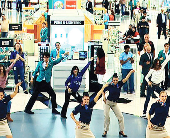 مطار دبي يستقبل زواره بالرقص والغناء من ضمن فعاليات مهرجان دبي للتسوق