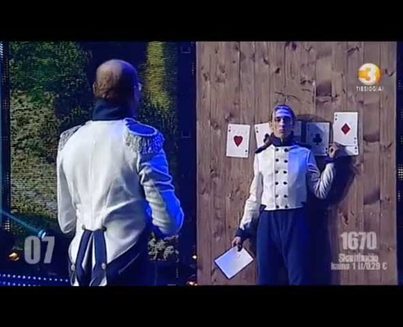 رامي سكاكين يصيب مساعده في يده وفي رأسه مباشرة على الهواء... بالفيديو