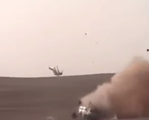 شاب سعودي يطير في السماء أثناء التفحيط