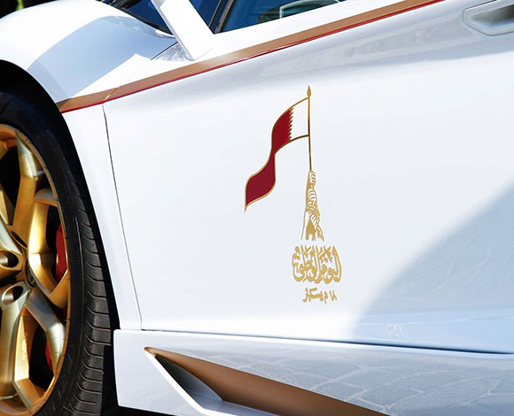 نسخة ذهبية من لامبورغيني افينتيدور للاحفتاء بعيد قطر الوطني