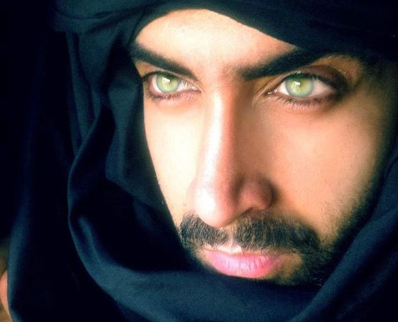 شاب صاحب أجمل عيون في العالم