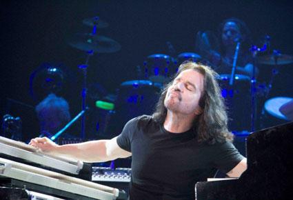 ياني يخطف الجمهور إلى عالم من دون حدود في دبي