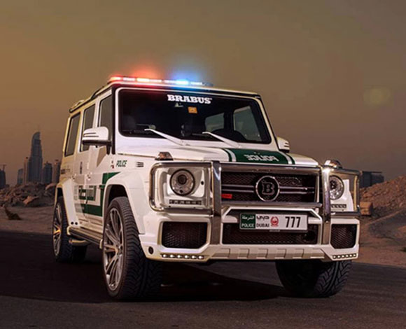 عندما تستعرض شرطة دبي أسطول سياراتها... فخامة ورقي