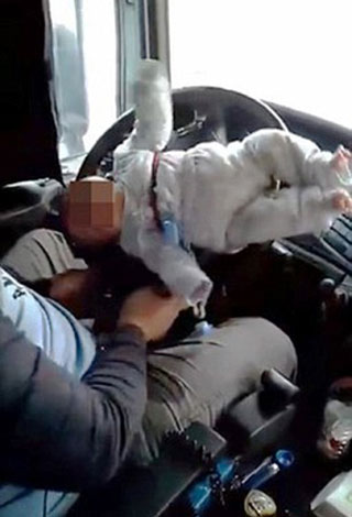 بالفيديو: والد يتجرد من إنسانيته ويربط رضيعه بمقود السيارة