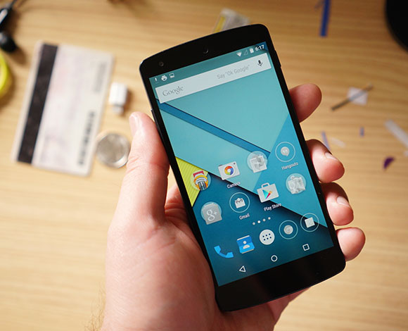 بماذا يتفوّق Android 5.0 على iOS 8؟ إليكم دراسة حديثة
